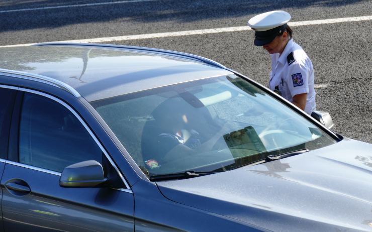 Nešvar řidičů na Mostecku: Telefonují za jízdy