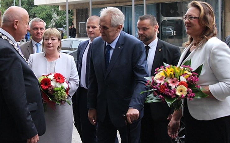 Začala třídenní návštěva prezidenta Miloše Zemana v Ústeckém kraji, dostal tu jablka a krbovou soupravu