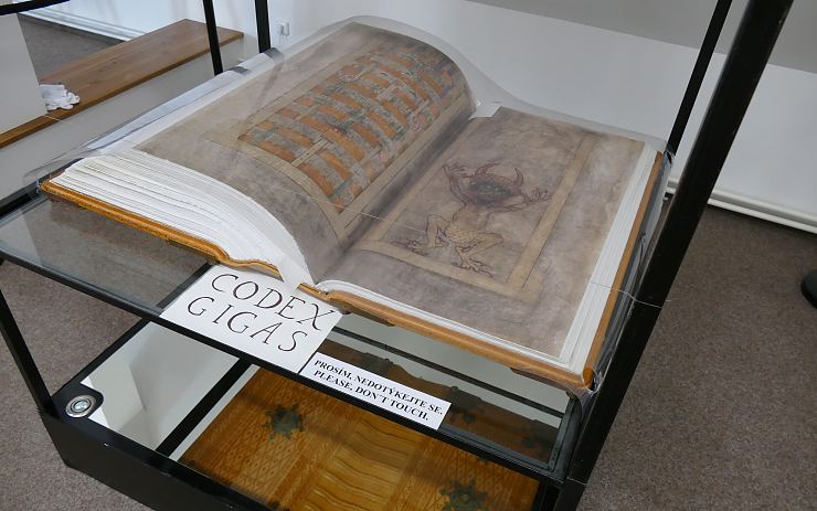 VIDEO: V Mostě je k vidění kopie největší rukopisné knihy světa