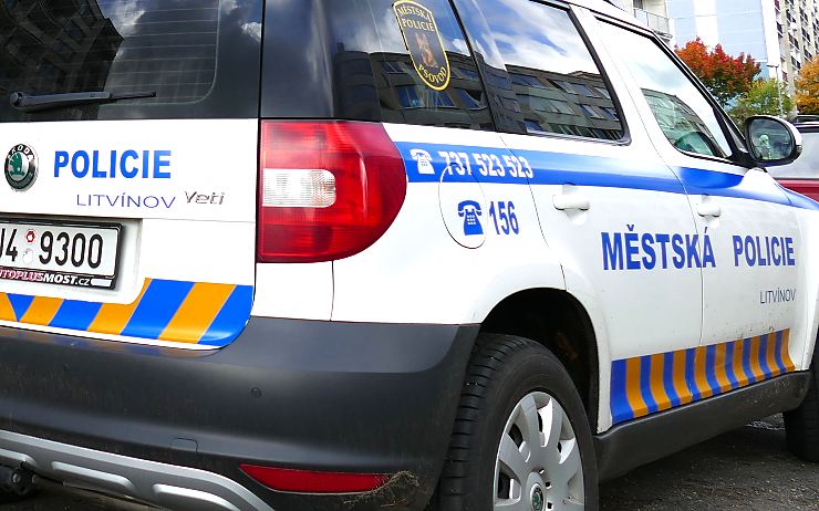 Z deníku strážníků: Opilý muž napadl ženu, mládež ukradla disky k autu