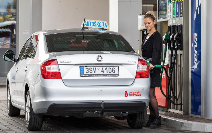Benzina a Autoklub ČR pomáhají autoškolám. Žáky naučí tankovat a umýt auto