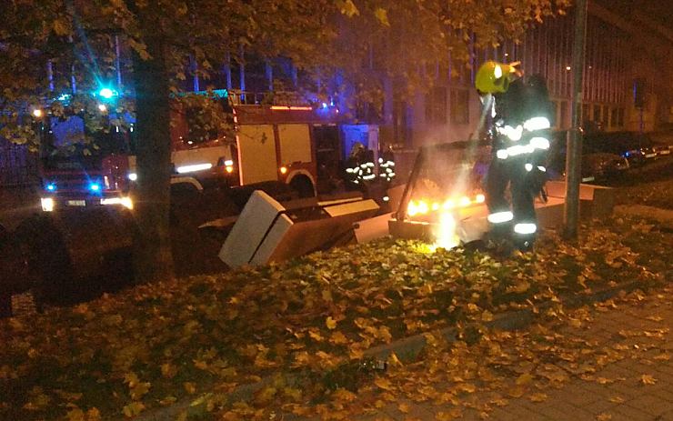 AKTUÁLNĚ OBRAZEM: V Dobnerově ulici začal hořet odpad u popelnic