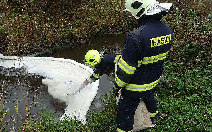Ekologická havárie v Horním Jiřetíně. Od noci tam zasahují hasiči
