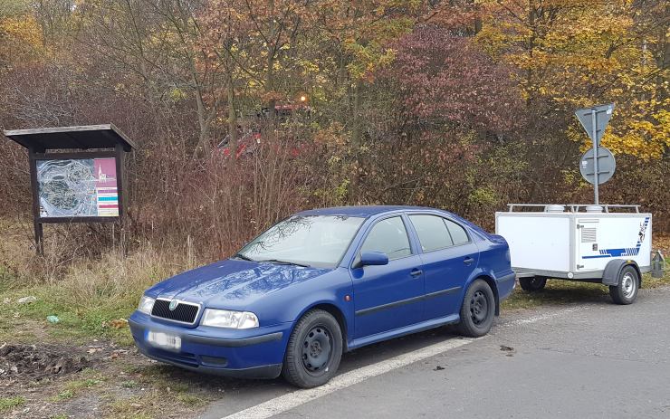 AKTUÁLNĚ: Policisté hledají v lesíku na kraji Mostu zakopané tělo