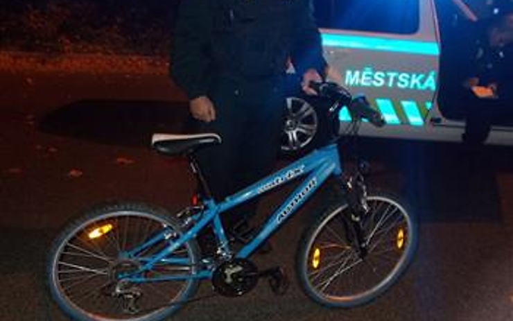 Podezřelý muž se nočním Mostem proháněl na dětském kole