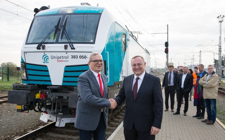 OBRAZEM: Vectron a Bizon - Unipetrol převzal dvě nové lokomotivy