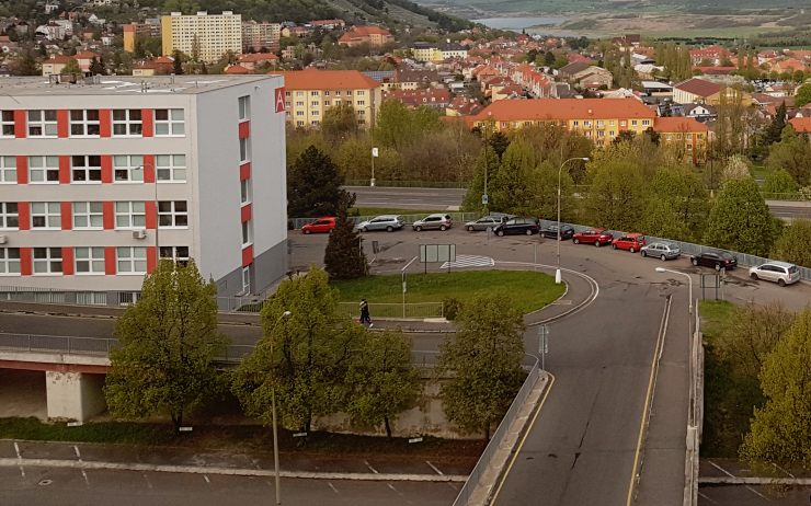 Změny jsou tu: V mostecké nemocnici začal zkušební provoz nového parkovacího systému 