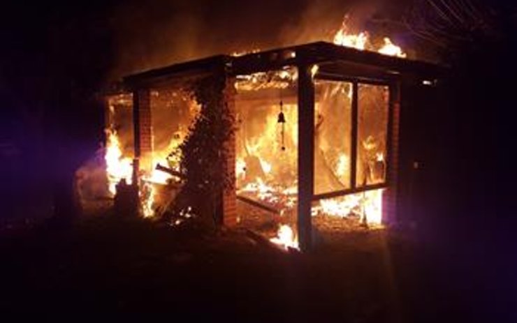 Noční požár zničil v Mostě zahradní domek