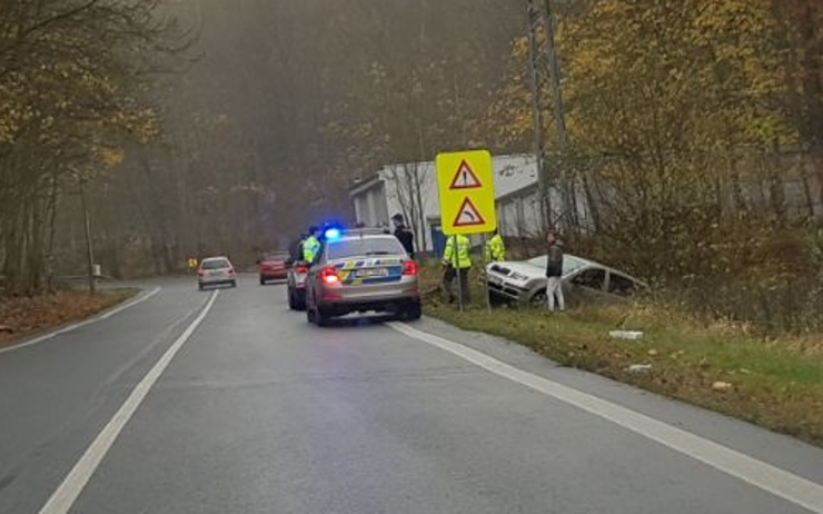 FOTO OD VÁS: Další a další řidiči končí v příkopu na téhle horské silnici