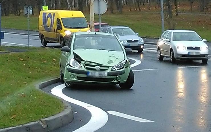 AKTUÁLNĚ: Řidiči pozor, silnice kloužou! V kraji je od rána už víc než deset nehod