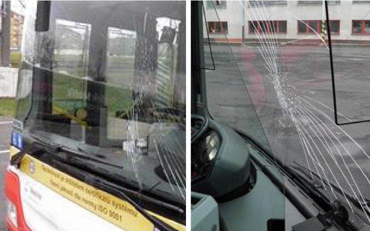 FOTO: Tak dopadl autobus, na který zaútočil muž na přechodu ve Višňové ulici