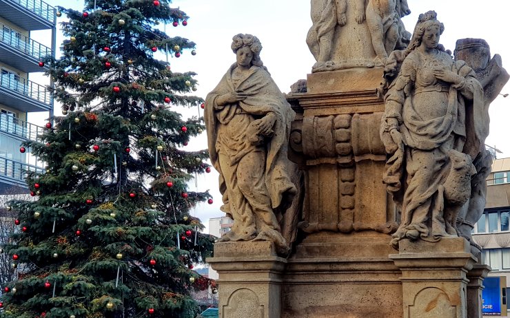 Jaké bude počasí? Vánoční strom na 1. náměstí se majákem pro sníh nestane