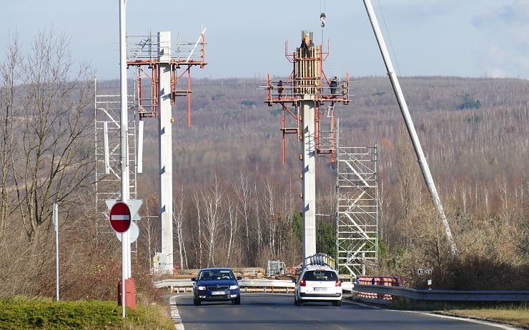 VIDEO: Konec složitého vyjíždění z Mostu! Silnice u muzea je znovu otevřená