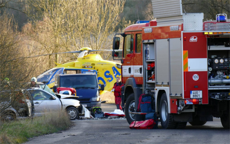 AKTUÁLNĚ: Vážná nehoda uzavřela silnici mezi Loukou u Litvínova a Mariánskými Radčicemi. Na místě přistával vrtulník