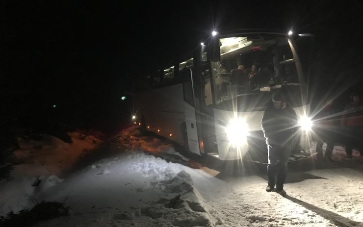 OBRAZEM: Noční záchranná akce u Flájí! Ze zapadlého autobusu převáželi na skútru a čtyřkolce padesát lidí
