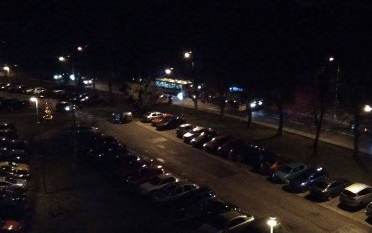 FOTO OD VÁS: Řidič u Koldomu narazil do autobusu, škoda je asi 50 tisíc