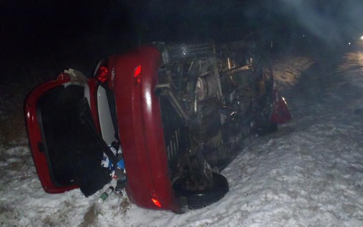 AKTUÁLNĚ: U Bělušic skončilo auto mimo vozovku, na místo míří záchranáři