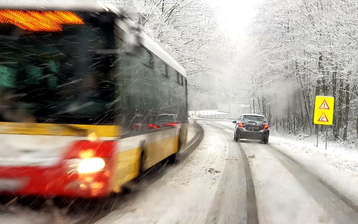 Začal boj se sněhem! Řidiči havarují, silničáři mají co dělat udržet cesty sjízdné