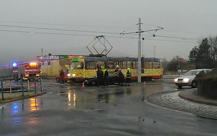 Auto se v Mostě po srážce zaklínilo pod vánoční tramvaj