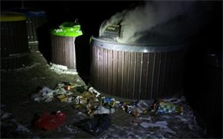 V ulici Vítězslava Nezvala hořel jeden z podzemních kontejnerů