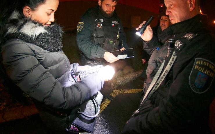 Mladá žena našla peněženku s více penězi, díky strážníkům se vše vrátilo majiteli