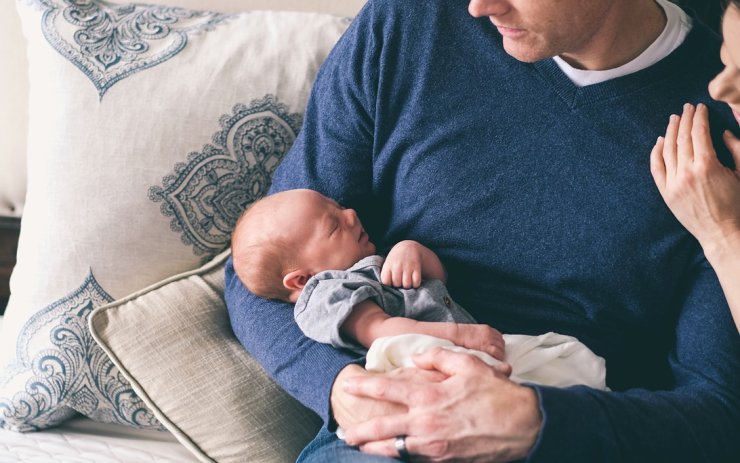 Nová dávka pro tatínky: Od 1. února 2018 začne platit otcovská dovolená