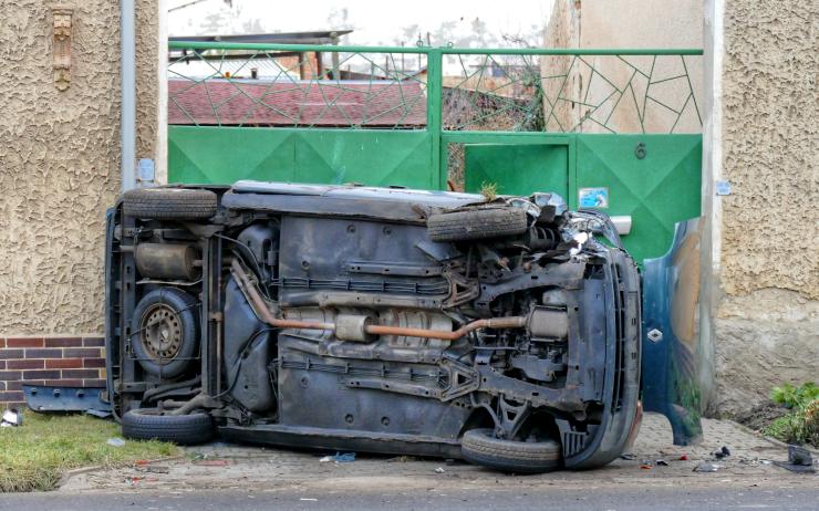 OBRAZEM AKTUÁLNĚ: Auto narazilo v Moravěvsi do domu na návsi