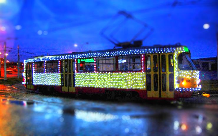 Fotíte vánoční tramvaj v ulicích? Za nejlepší snímek můžete jezdit tři měsíce zadarmo