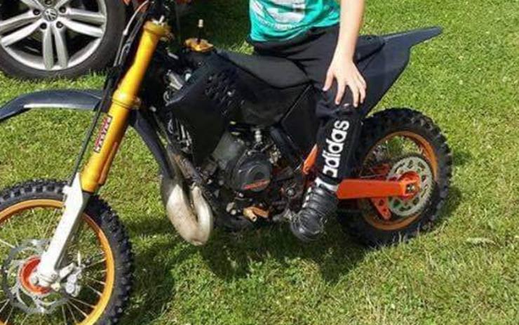 Když se malý kluk dočkal své motorky, tak mu ji někdo ukradl