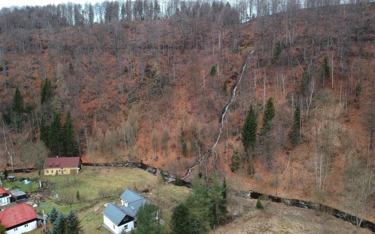 VIDEO: V horách pod Flájemi je tento velký vodopád! Díky tání a stromům bez listí je na něj nyní báječný pohled 