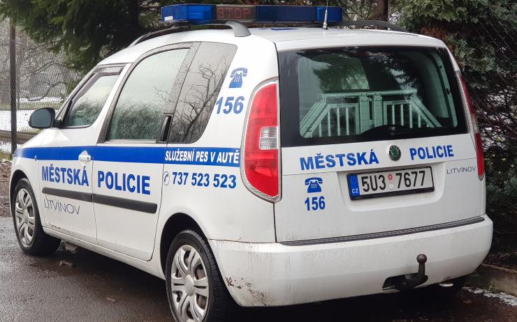 Strážníci v Litvínově chytili muže v autě, který měl být v Mostě u loupeže