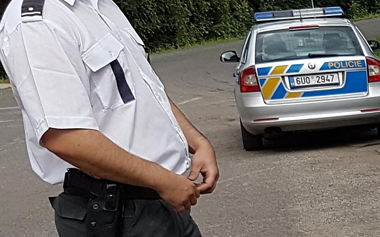 Hledaný, bez řidičáku, v autě bez dokladů. A když ho zastavili policisté, pořádně se motal