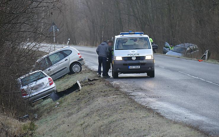 VIDEO: Řidiči se neudrželi na namrzlé silnici z Lomu do Duchcova