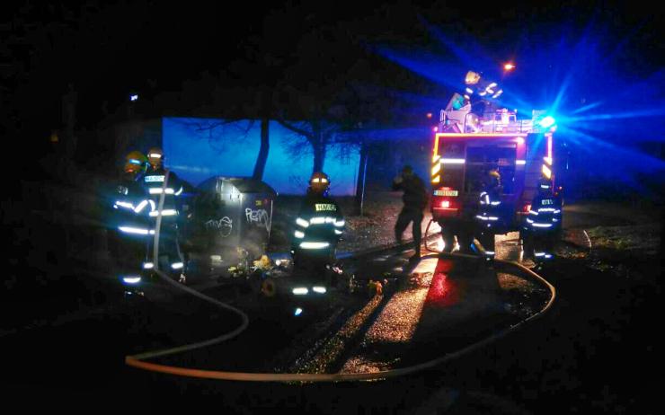 Noční výjezd hasičů v Mostě, mířili do ulice Josefa Dobrovského