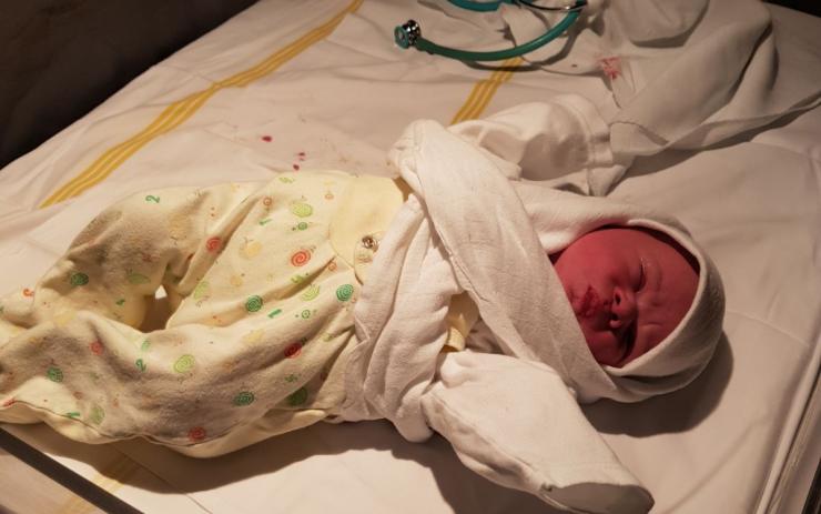 Ranní porod v redakčním autě! Alenka přišla na svět těsně před mosteckou nemocnicí