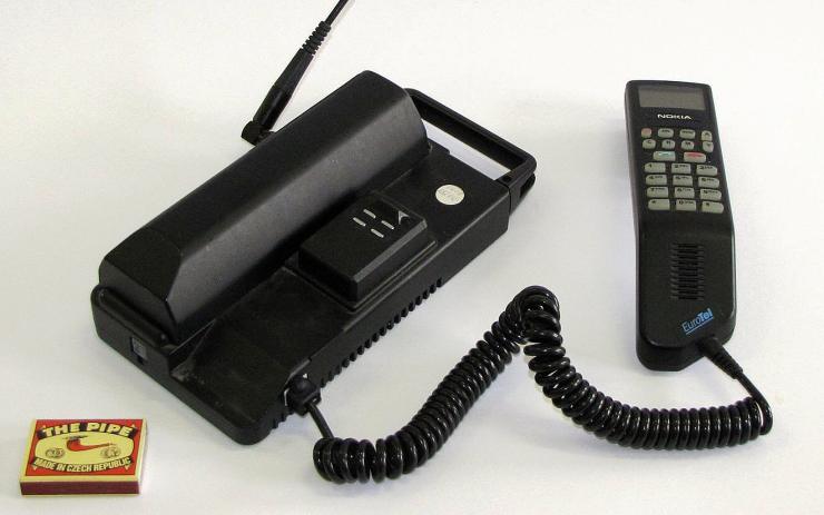 Toto je jeden z prvních mobilů na Mostecku! Nyní je exponátem měsíce v muzeu
