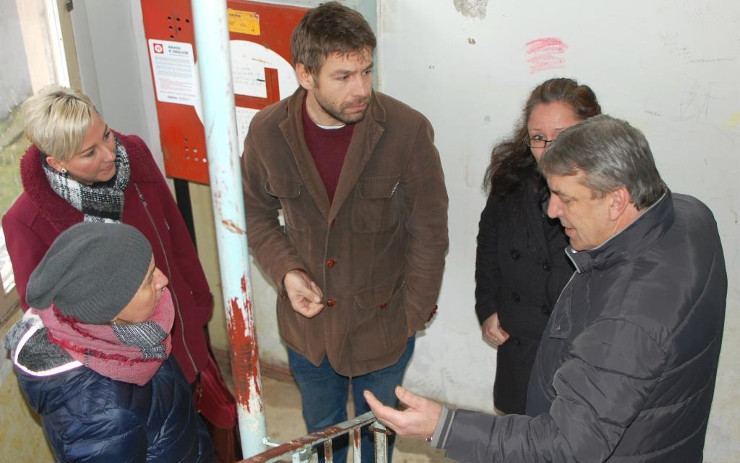 Ministr spravedlnosti Robert Pelikán navštívil vyloučené lokality v kraji. Stát by podle něj měl kontrolovat příspěvky na bydlení