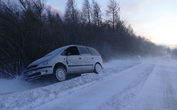 VIDEO: Kamion odhodil za Osekem protijedoucí auta do příkopu. Silně foukalo ze strany