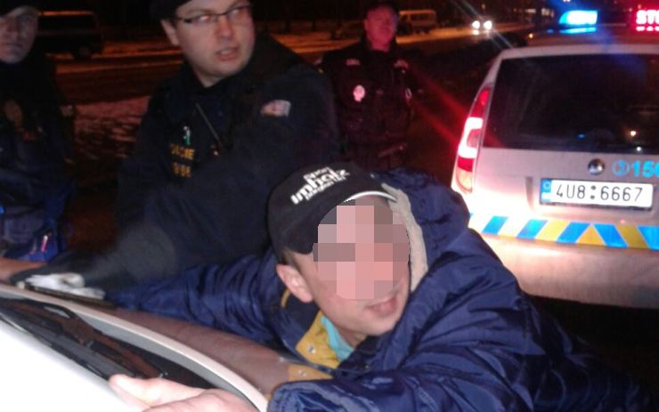 OBRAZEM: Ukrajinský šofér se motal a odmítl spolupracovat. Střízlivět bude v cele