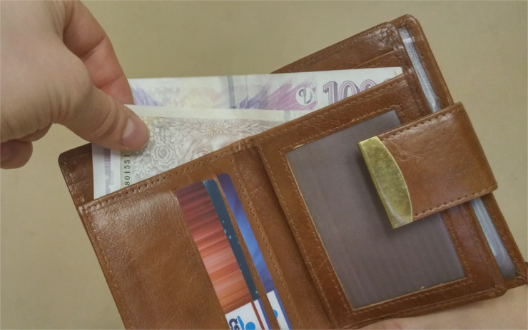 Muž našel na poště zapomenutou peněženku. Nechal si ji a peníze z ní utratil