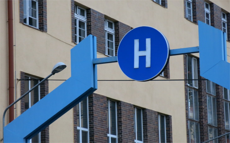 Krajská zdravotní omezila návštěvy ve svých nemocnicích, reaguje tak na chřipkovou epidemii