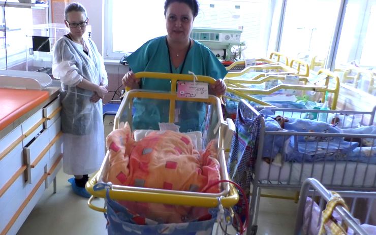 VIDEOREPORTÁŽ: Miminka i maminky budou mít v nemocnici víc pohodlí. Mají nové postýlky