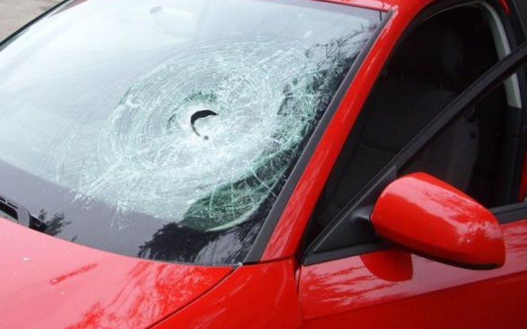 Muž nechtěl po hádce zranit cizince, tak vrhl kámen na cizí auto