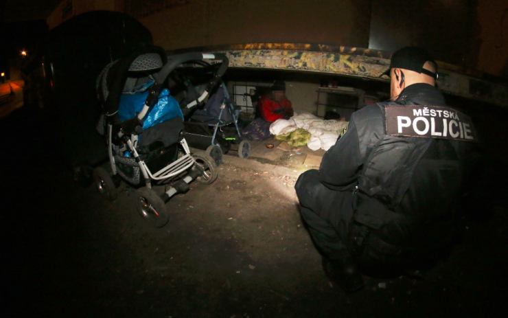 OBRAZEM: Takhle žijí mostečtí bezdomovci u Jalty. V mrazivé noci je kontrolovali strážníci