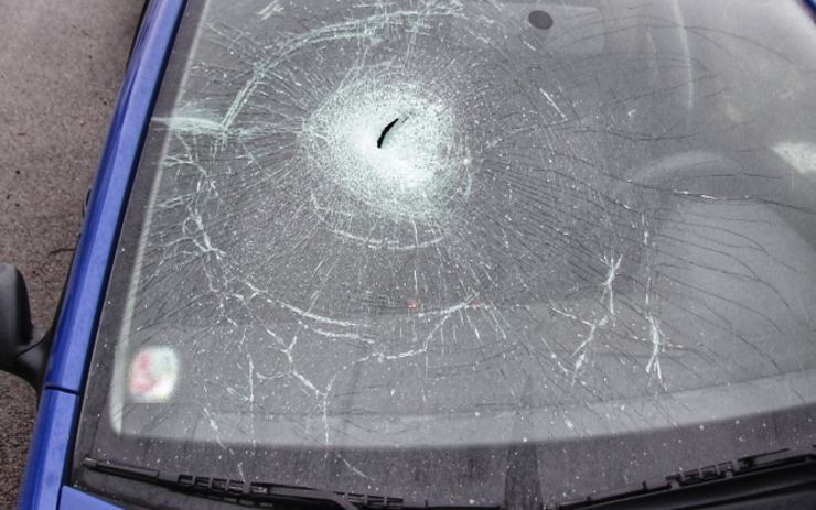 Děti házely kameny po autech! Prorazily olejovou vanu a rozbily okno