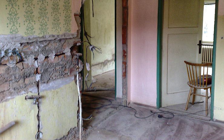 Řemeslník se při rekonstrukci bytu na Koldomu několikrát proboural k sousedům