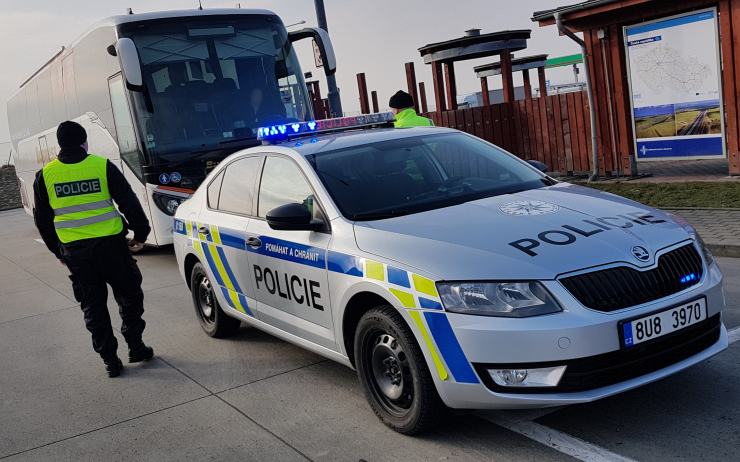VIDEO: Policisté ukazovali novinářům nový Schengenbus, chytili při tom uprchlíka
