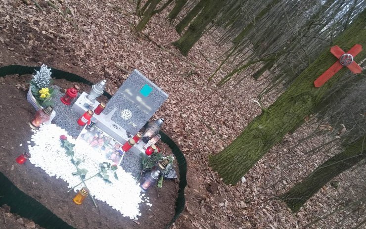 Zavražděného mladého muže připomíná pomníček v lese