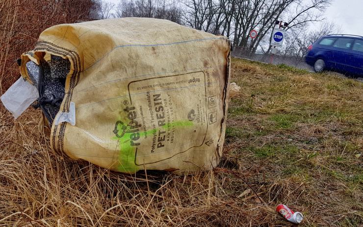 Nebezpečí na silnici! Na asfalt padaly velké pytle s polystyrenem