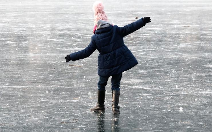 Na hraně tragédie: Dívky zkoušely sílu ledu v Novém Záluží, probořily se